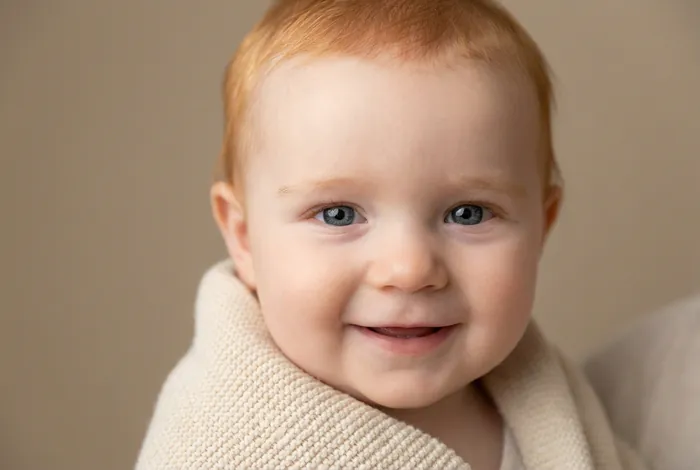 Couleur sourcil bébé roux : guide complet sur l'évolution - Bébé roux sans sourcils ? Les 3 étapes de leur évolution - Pourquoi votre bébé roux n'a pas de sourcils ? La vérité Miniature d'un bébé roux aux sourcils clairs.